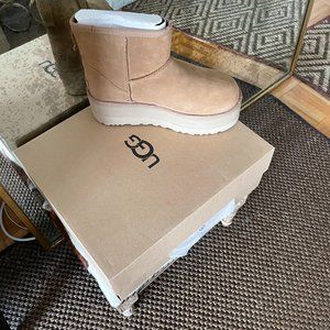 Ugg Size 7 Chestnut Mini platform